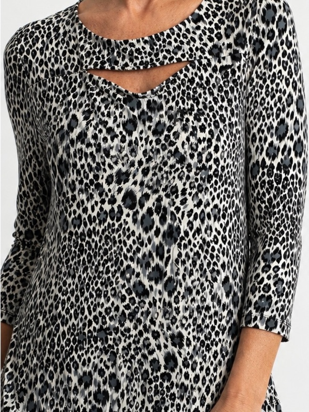Carmen Marc Valvo Women’s Leopard Print Keyhole Top 3/4 Sleeve Size M Stretch